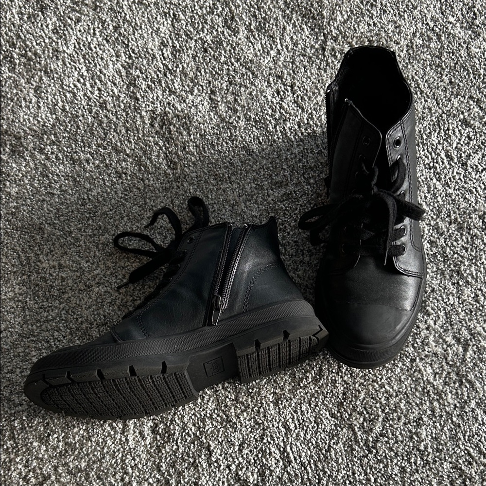 Stylish Black Leather Womans Boots